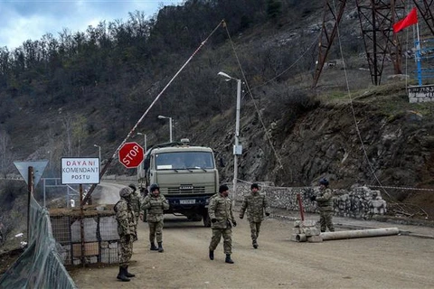 Binh sỹ Azerbaijan tuần tra tại trạm kiểm soát ở thị trấn Shusha, sau cuộc xung đột với binh sỹ Armenia tại khu vực tranh chấp Nagorno-Karabakh, ngày 26/11/2020. (Ảnh: AFP/TTXVN)