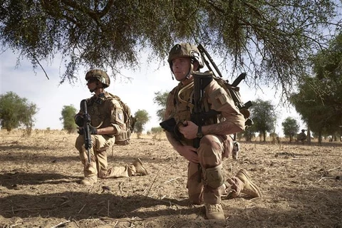 Binh sỹ Pháp tuần tra trong chiến dịch Bourgou IV chống lực lượng Hồi giáo nổi dậy ở miền Bắc Burkina Faso, ngày 9/11/2019. (Ảnh: AFP/TTXVN)