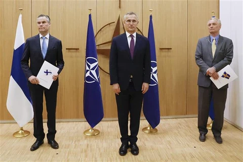 Tổng Thư ký Tổ chức Hiệp ước Bắc Đại Tây Dương (NATO) Jens Stoltenberg (giữa) tiếp nhận đơn xin gia nhập liên minh quân sự từ đại sứ Thụy Điển tại NATO Axel Wernhoff (phải) và đại sứ Phần Lan Klaus Korhonen ở Brussels (Bỉ), ngày 18/5/2022. Ảnh: AFP/TTXVN