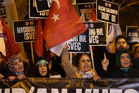 Biểu tình bên ngoài sứ quán Thuỵ Điển ở Ankara (Thổ Nhĩ Kỳ), phản đối hành động đốt kinh Koran, ngày 21/3/2023. (Ảnh: AFP/TTXVN)