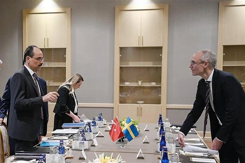 Người phát ngôn Tổng thống Thổ Nhĩ Kỳ Ibrahim Kalin (thứ năm, trái) và Ngoại trưởng Thụy Điển phụ trách các vấn đề đối ngoại Oscar Stenstrom (thứ ba, phải) tại cuộc đàm phán gia nhập NATO của Thụy Điển, ở Ankara ngày 25/5/2022. (Ảnh: AFP/TTXVN)