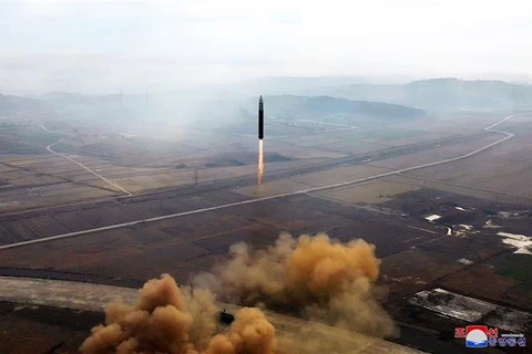 Một vụ phóng thử tên lửa tên lửa đạn đạo liên lục địa (ICBM) Hwasong Gun 17 của Triều Tiên, ngày 18/11/2022. (Ảnh: AFP/TTXVN)