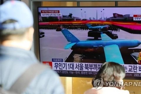 Người dân xem tin tức trên TV về một máy bay không người lái của Triều Tiên xâm nhập không phận Hàn Quốc tại Ga Seoul ở trung tâm Seoul ngày 27/12/2022. (Nguồn: Yonhap)