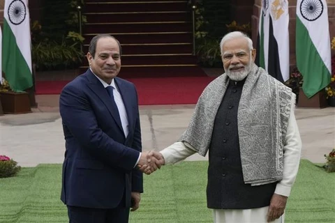 Thủ tướng Ấn Độ Narendra Modi (phải) và Tổng thống Ai Cập Abdel Fattah El-Sissi tại cuộc gặp ở New Delhi ngày 25/1/2023. Ảnh: AFP/TTXVN