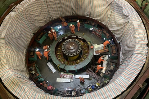 Cán bộ công nhân viên triển khai công việc thay bánh xe công tác H5 Nhà máy Thủy điện Hòa Bình. (Nguồn: EVN)
