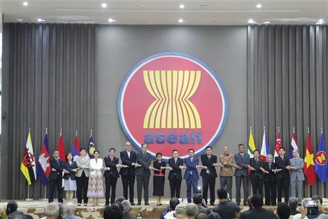 Ngoại trưởng Indonesia - nước Chủ tịch ASEAN 2023 Retno Marsudi với Tân Tổng Thư ký ASEAN Kao Kim Hourn, Ban lãnh đạo Ban Thư ký ASEAN và các Trưởng đại diện phái đoàn các nước thành viên tại ASEAN. (Ảnh: Đào Trang/TTXVN)