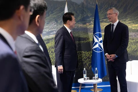 Tổng thư ký NATO gặp Tổng thống Hàn Quốc Suk Yeol Yoon tại Hội nghị thượng đỉnh NATO ở Madrid, ngày 30/6/2022. (Nguồn: NATO website)