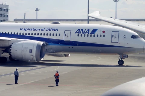 Chuyến bay 462 của All Nippon Airways chờ đợi tại Sân bay Naha lúc 1h32 chiều 30/1/2023, sau khi việc cất cánh bị đình chỉ vì "lý do an toàn." (Nguồn: Kyodo News/Ảnh chụp màn hình)
