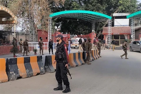 Lực lượng an ninh gác gần hiện trường vụ nổ tại đền thờ ở thành phố Peshawar (Pakistan) ngày 30/1/2023. (Ảnh: AFP/TTXVN)
