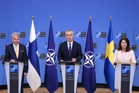 Ngoại trưởng Phần Lan Pekka Haavisto (trái), Tổng Thư ký NATO Jens Stoltenberg (giữa) và Ngoại trưởng Thụy Điển Ann Linde tại cuộc họp báo sau lễ ký nghị định thư gia nhập NATO ở Brussels (Bỉ), ngày 5/7/2022. (Ảnh: AFP/TTXVN)