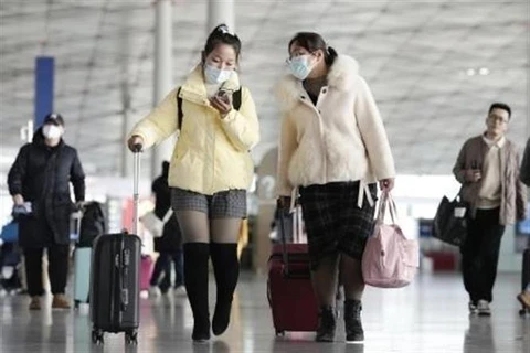 Hành khách tại sân bay ở Bắc Kinh (Trung Quốc). (Ảnh: Kyodo/TTXVN)