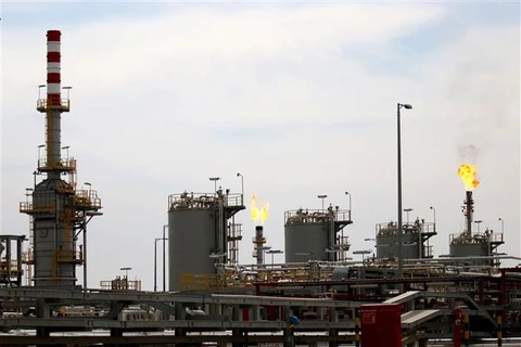 Một cơ sở khai thác dầu ở Zubair, tỉnh Basra, miền Tây Nam Iraq. (Ảnh: AFP/TTXVN)