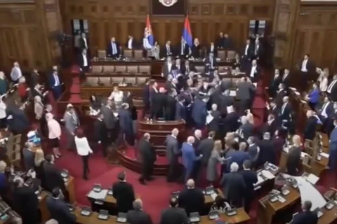 Nghị sỹ Serbia "nói chuyện" bằng nắm đấm lúc Tổng thống phát biểu