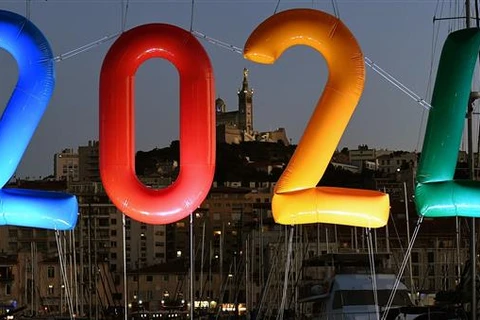 Tấm biển chào đón Thế vận hội mùa Hè 2024 tại cảng Marseille (Pháp). (Ảnh: AFP/TTXVN)