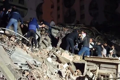 Lực lượng cứu hộ tìm kiếm các nạn nhân dưới đống đổ nát của những tòa nhà bị sập, sau trận động đất tại Diyarbakir, Đông Nam Thổ Nhĩ Kỳ, ngày 6/2/2023. (Ảnh: AFP/TTXVN)
