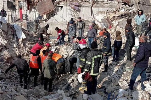 Lực lượng cứu hộ tìm kiếm nạn nhân tại hiện trường đổ nát sau trận động đất tại al-Masharqa, Aleppo, miền bắc Syria, ngày 7/2/2023. (Ảnh: THX/TTXVN)