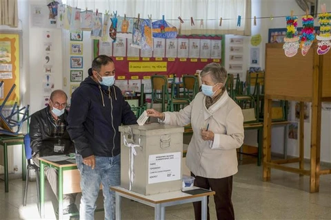 Cử tri bỏ phiếu tại vòng 2 cuộc bầu cử tổng thống tại điểm bầu cử ở Paphos (Cộng hòa Cypus), ngày 12/2/2023. (Ảnh: AFP/TTXVN)