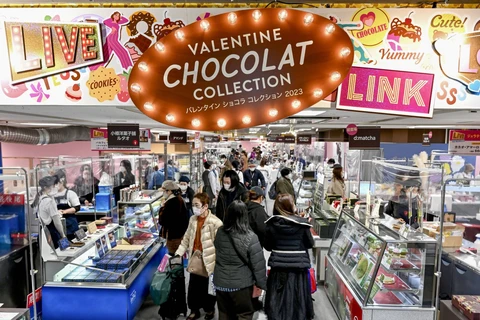 Người dân mua chocolate trước ngày Lễ tình yêu tại một cửa hàng bách hóa ở Osaka (Nhật Bản). (Nguồn: Kyodo/The Japan Times)