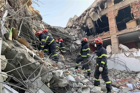 Đoàn công tác Bộ Công an Việt Nam triển khai công tác cứu hộ, cứu nạn tại một tòa nhà ở thành phố Adiyaman, phía Đông Nam Thổ Nhĩ Kỳ. (Ảnh: TTXVN)