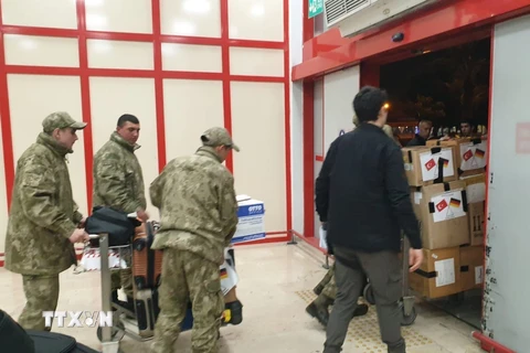 Hàng cứu trợ từ các nước được vận chuyển ra khỏi sân bay Adana. (Ảnh: Trường Dụy/TTXVN)