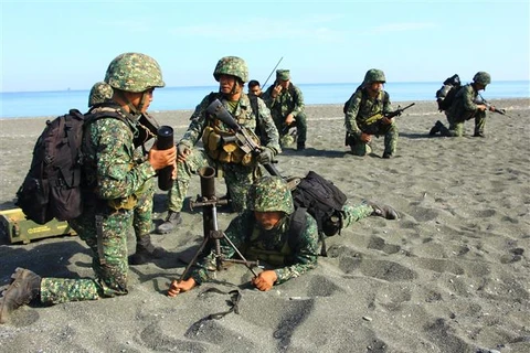 Binh sỹ Philippines tham gia tập trận đổ bộ trong khuôn khổ cuộc tập trận chung Balikatan với binh sỹ Mỹ tại tỉnh Antique (Philippines) ngày 11/4/2016. (Ảnh: AFP/TTXVN)