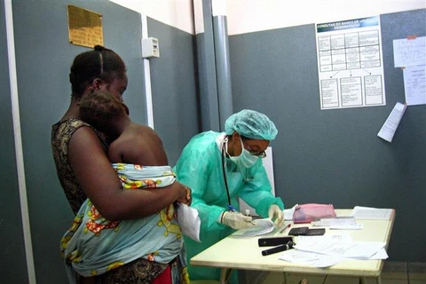 Bệnh nhân nhiễm virus Marburg ở châu Phi được điều trị tại bệnh viện. (Ảnh: AFP/TTXVN)