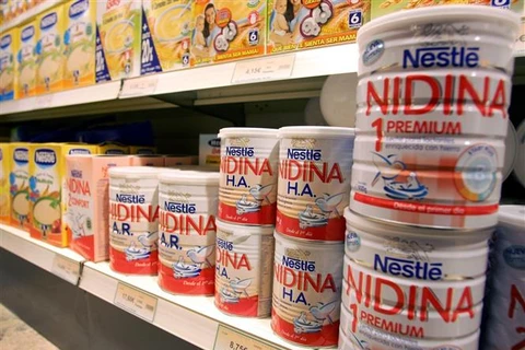 Các sản phẩm sữa của Nestle được bày bán tại một siêu thị ở Madrid (Tây Ban Nha). (Ảnh: AFP/TTXVN)