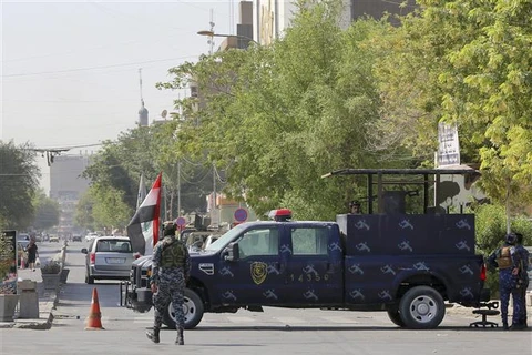 Binh sỹ Iraq tuần tra trên đường phố Baghdad khi lệnh giới nghiêm được ban bố do bất ổn chính trị, ngày 30/8/2022. (Ảnh: AFP/TTXVN)