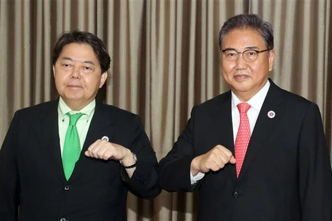Ngoại trưởng Nhật Bản Yoshimasa Hayashi (trái) và người đồng cấp Hàn Quốc Park Jin trong cuộc gặp bên lề Hội nghị Bộ trưởng Ngoại giao ASEAN lần thứ 55 (AMM-55) tại Phnom Penh (Campuchia), ngày 4/8/2022. (Ảnh: Yonhap/TTXVN)
