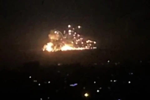 Khói lửa bốc lên sau một vụ không kích xuống vùng ngoại ô Damascus (Syria). (Ảnh: AFP/TTXVN)