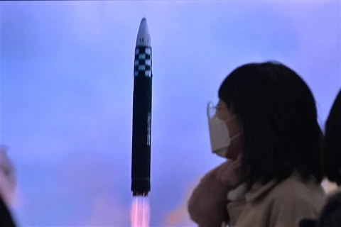 Truyền thông Hàn Quốc đưa tin về vụ phóng tên lửa của Triều Tiên, tại Seoul ngày 18/2/2023. (Ảnh: AFP/TTXVN)