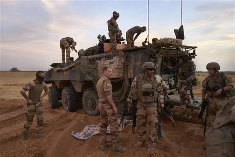 Binh sỹ Pháp tuần tra tại vùng Soum, miền Bắc Burkina Faso ngày 9/11/2019. (Ảnh: AFP/TTXVN)