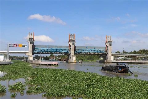 Cống thủy lợi Cái Bé (Kiên Giang) chủ động điều tiết nguồn nước phục vụ sản xuất nông nghiệp trong mùa khô 2023. (Ảnh: Lê Huy Hải/TTXVN)