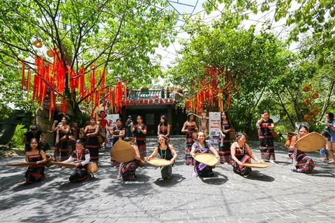 Đội múa Tung tung za zá của người Cơ Tu tại Khu du lịch Công viên suối khoáng nóng Núi Thần Tài tập luyện chuẩn bị phục vụ du khách Đà Nẵng. (Ảnh: TTXVN phát)