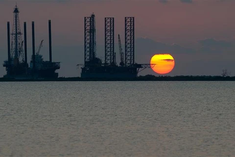 Giàn khoan dầu ngoài khơi South Belridge ở Port Fourchon, Louisiana (Mỹ). (Ảnh: AFP/TTXVN)