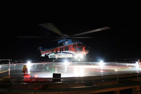 Vận chuyển bệnh nhân về đất liền cấp cứu, điều trị bằng trực thăng ngay trong đêm. Ảnh: TTXVN phát