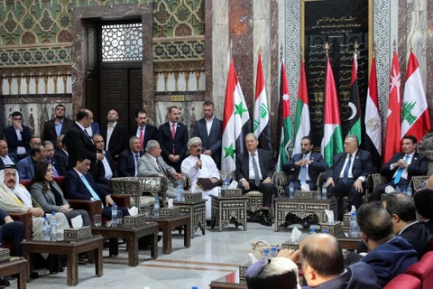 Chủ tịch Quốc hội Hammouda Sabbagh và các thành viên quốc hội Syria gặp phái đoàn từ Liên minh Nghị viện Arab tại Damascus (Syria), ngày 26/2/2023. (Nguồn: Reuters/Ảnh chụp màn hình)