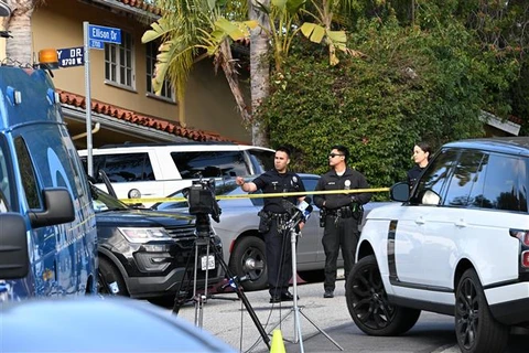 Cảnh sát phong tỏa hiện trường vụ tấn công bằng súng tại khu phố Beverly Crest ở bang California (Mỹ) ngày 28/1/2023. (Ảnh: AFP/TTXVN)