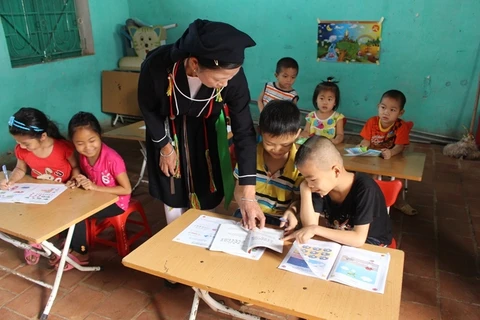 Dạy học cho trẻ em người dân tộc thiểu số xã Đạo Trù, Tam Đảo (Vĩnh Phúc). (Nguồn: Báo điện tử Đảng Cộng sản Việt Nam)