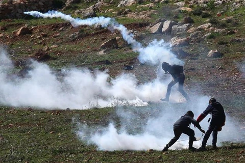 Người biểu tình Palestine xung đột với binh sỹ Israel tại làng Beit Dajan, khu Bờ Tây ngày 17/2/2023. (Ảnh: THX/TTXVN)