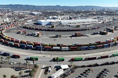 Xe chở container di chuyển tại khu cảng ở Oakland, California (Mỹ) ngày 24/10/2022. (Ảnh: AFP/TTXVN)