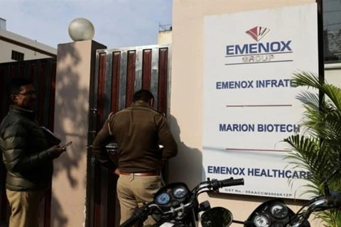 Cảnh sát điều tra văn phòng của công ty công nghệ sinh học Marion Biotech ở ngoại ô New Delhi (Ấn Độ). (Ảnh: Reuters/TTXVN)