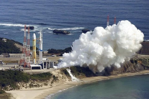 Khói bốc lên từ bệ phóng của tên lửa H3 tại trung tâm vũ trụ Tanegashima ở tỉnh Kagoshima (Nhật Bản) ngày 17/2/2023. (Ảnh: Kyodo/TTXVN)