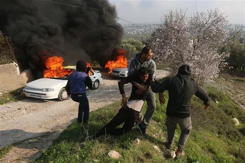 Chuyển người Palestine bị thương trong xung đột với binh sỹ Israel tại thành phố Nablus, khu Bờ Tây ngày 25/2/2023. (Ảnh: THX/TTXVN)