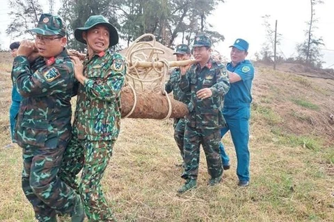 Lực lượng công binh xử lý quả bom phát hiện tại xã Trường Long Hòa, thị xã Duyên Hải. (Ảnh: TTXVN phát)