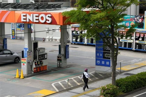 Năm ngoái, nhà bán lẻ xăng dầu lớn nhất Nhật Bản ENEOS Holdings đã quyết định mua lại quyền vận hành mạng lưới sạc điện của Tập đoàn NEC nhằm đón đầu xu hướng sử dụng xe điện trong tương lai. (Ảnh: Bloomberg/TTXVN)