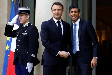Tổng thống Pháp Emmanuel Macron bắt tay Thủ tướng Anh Rishi Sunak trong buổi tiếp đón trước Hội nghị thượng đỉnh Pháp-Anh được tổ chức tại Điện Elysee ở Paris (Pháp), ngày 10/3/2023. (Nguồn: Reuters/Ảnh chụp màn hình)