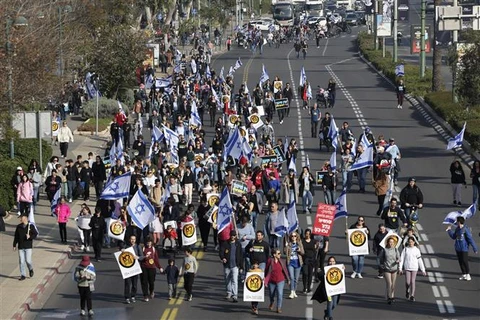 Người dân tham gia biểu tình phản đối kế hoạch cải cách tư pháp, tại Tel Aviv (Israel), ngày 20/2/2023. (Ảnh: AFP/TTXVN)