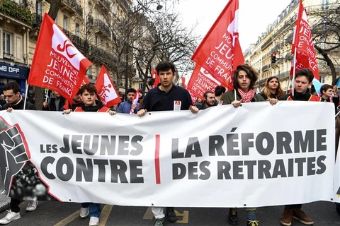 Tuần hành trong cuộc đình công trên toàn quốc, phản đối kế hoạch cải cách lương hưu của chính phủ, tại Paris, ngày 11/2/2023. (Ảnh: AFP/TTXVN)