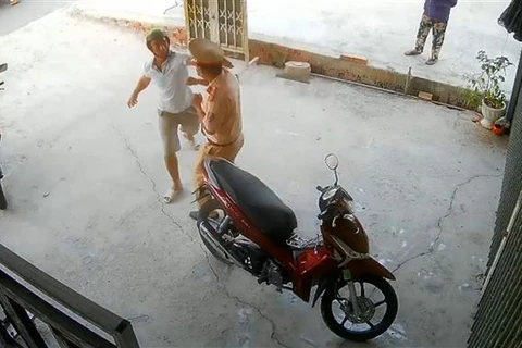 Đối tượng Phan Tấn Đạt tấn công cảnh sát giao thông. (TTXVN phát)
